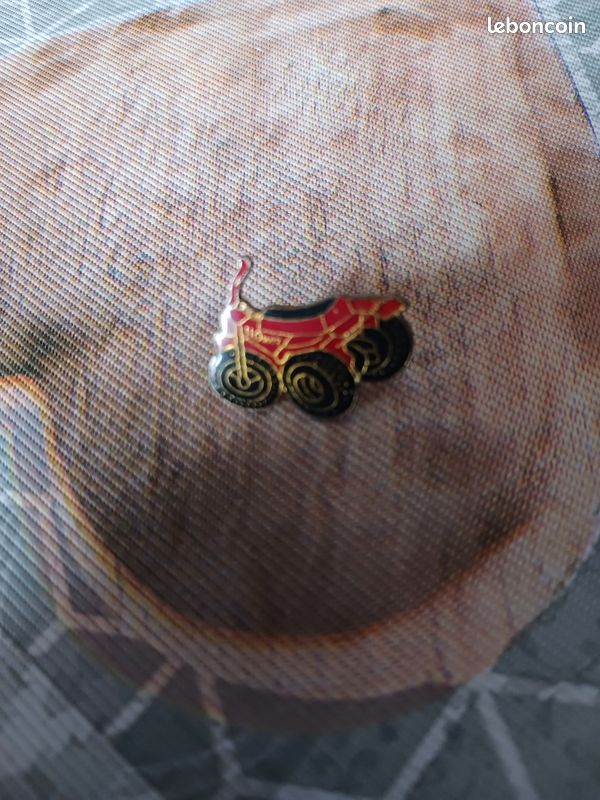 Pin's moto rouge et noir (image 1)