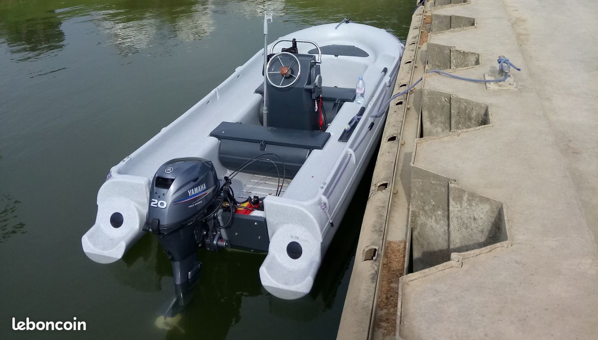 Bateau à moteur (image 1)