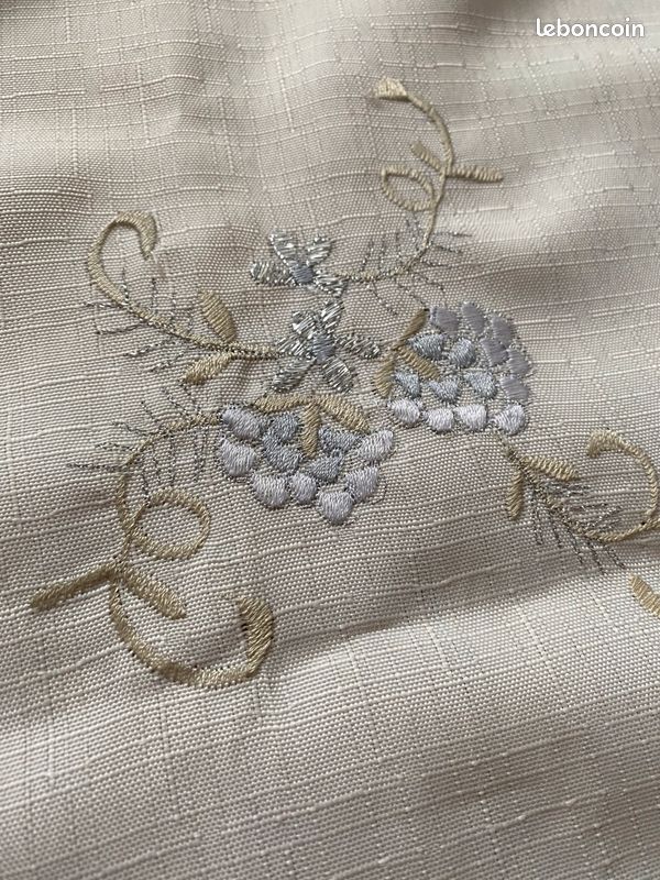 Nappe de Noël brodée (image 1)