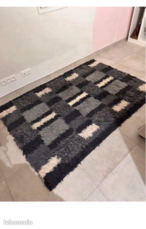 Tapis gris (image 1)