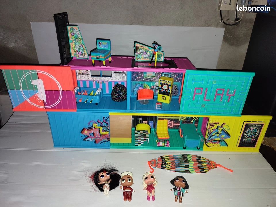 Maison De Poupée L.O.L Club House Avec Accessoires + 4 Poupées - Bon État