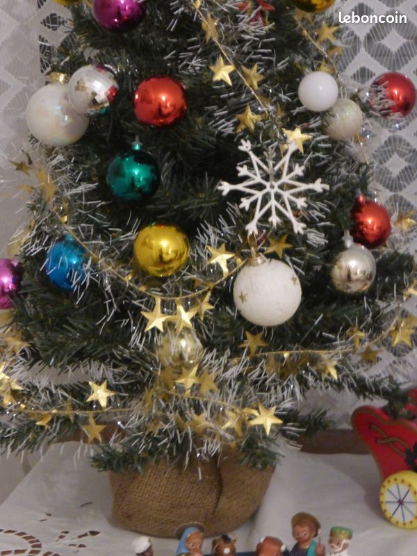 Petit arbre de Noël avec ses décorations (image 3)