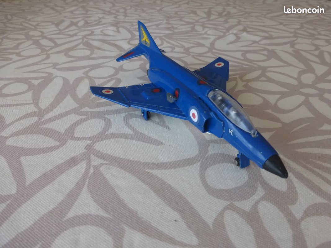 Dinky Toys avion 725 F-4k Phantom II Chasseur Royal Navy Meccano GB + Bombe Chasseur de la Royal Navy, proposé de 1972 à 1977, fini en bleu. Le train d'atterrissage est rétractable (image 1)