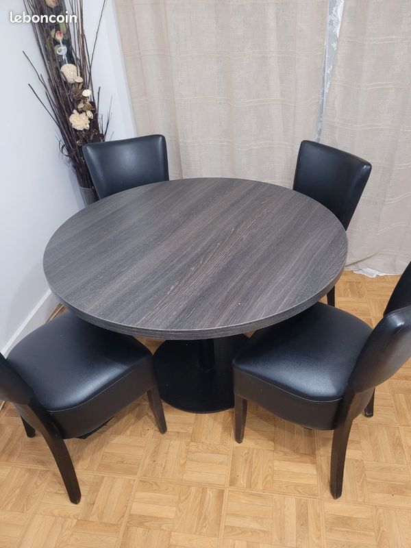 Table avec chaises (image 1)