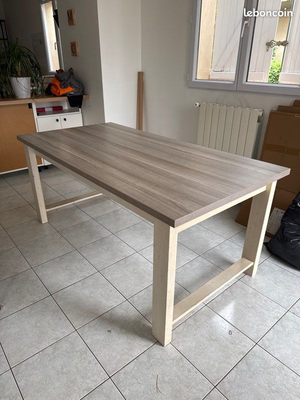 Table jusqu’à 8 personnes gris et creme (image 2)