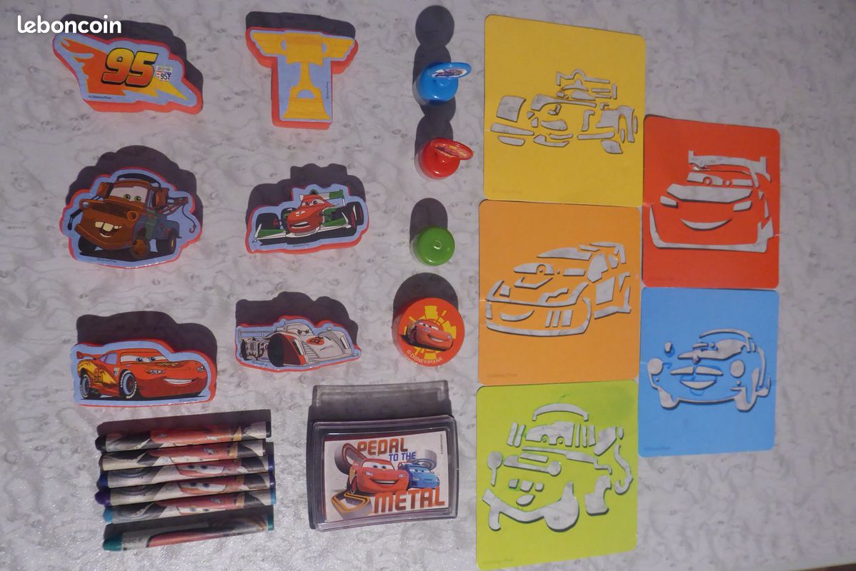 Lot coloriage créatif Cars : pochoirs, tampons, crayons (image 1)