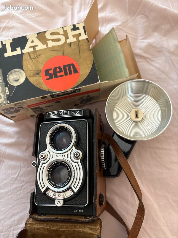 Ancien appareil photo reflex film 6 cm 1950 Photo Stock - Alamy