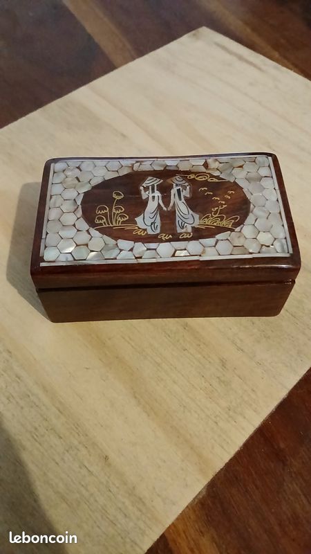 Boîte à bijoux en bois & nacre – intérieur velours rouge (image 1)