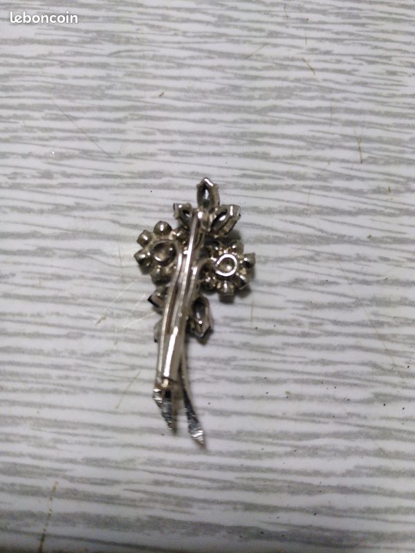 Broche Vintage Années 50 - Bouquet De Fleurs Violettes (améthystes ?) - Monture Métal - Occasion Bon état