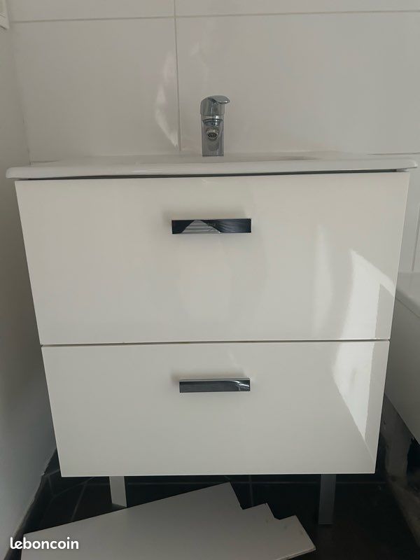 Meuble vasque et miroir (image 1)