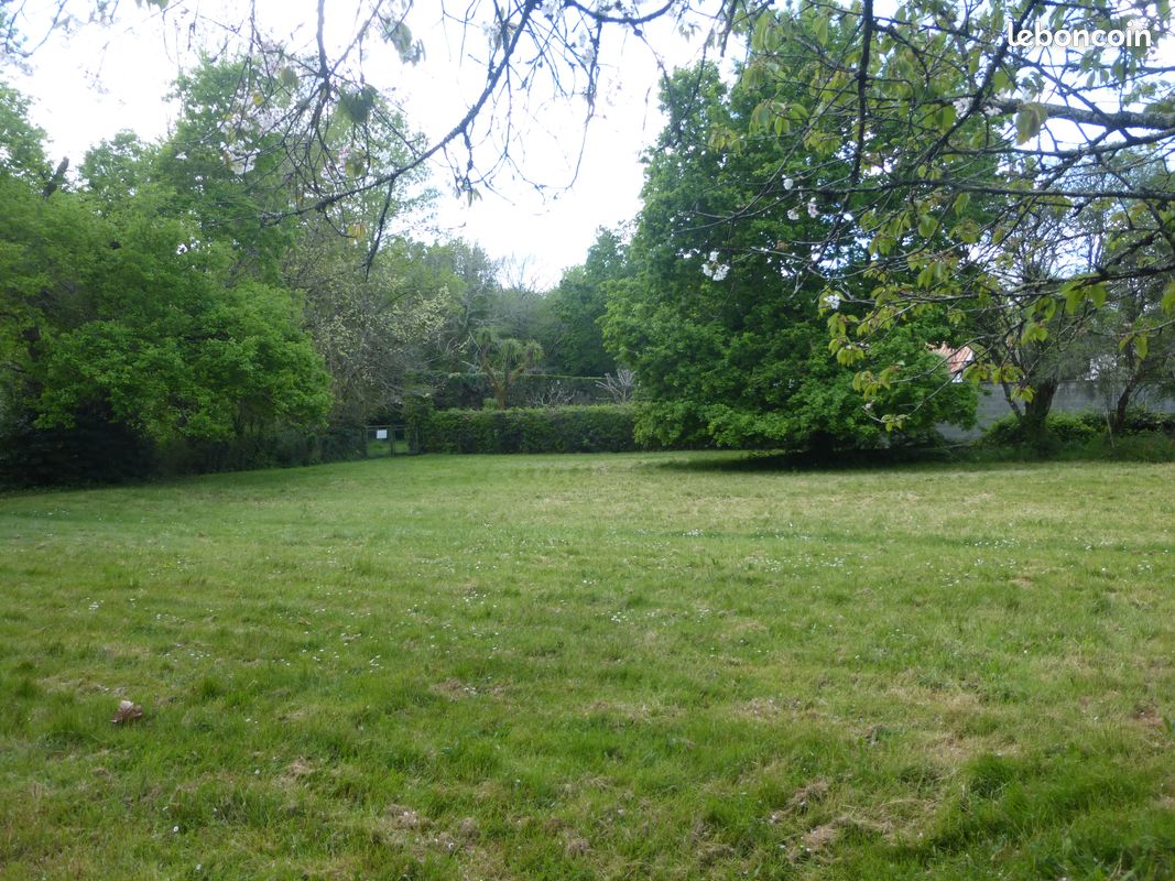 Fontcouverte Terrain constructible 2570m2 4km Saintes · 65 000 €