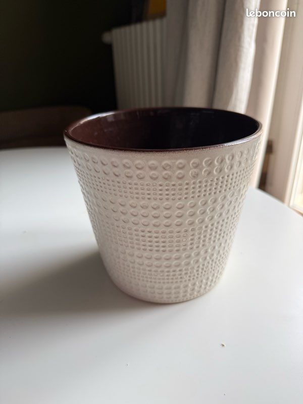 Cache pot (image 1)