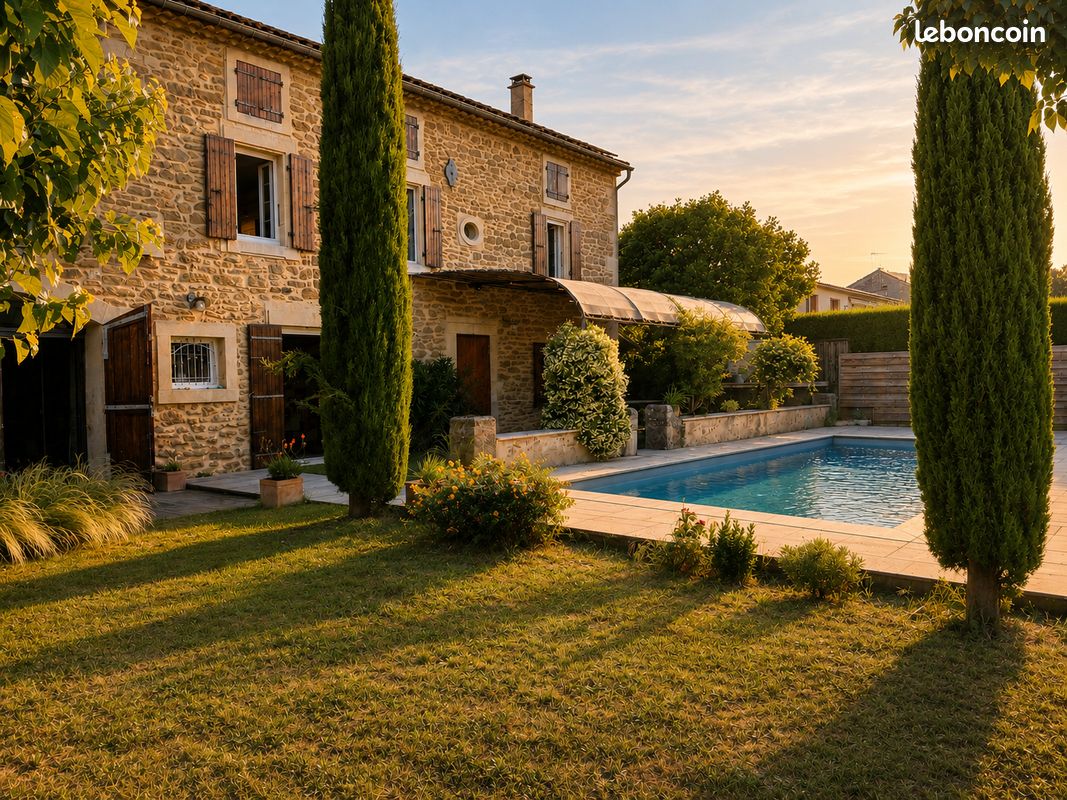Maison 8 pièces 274 m² · à Grillon · 274 m² · 719 000 €