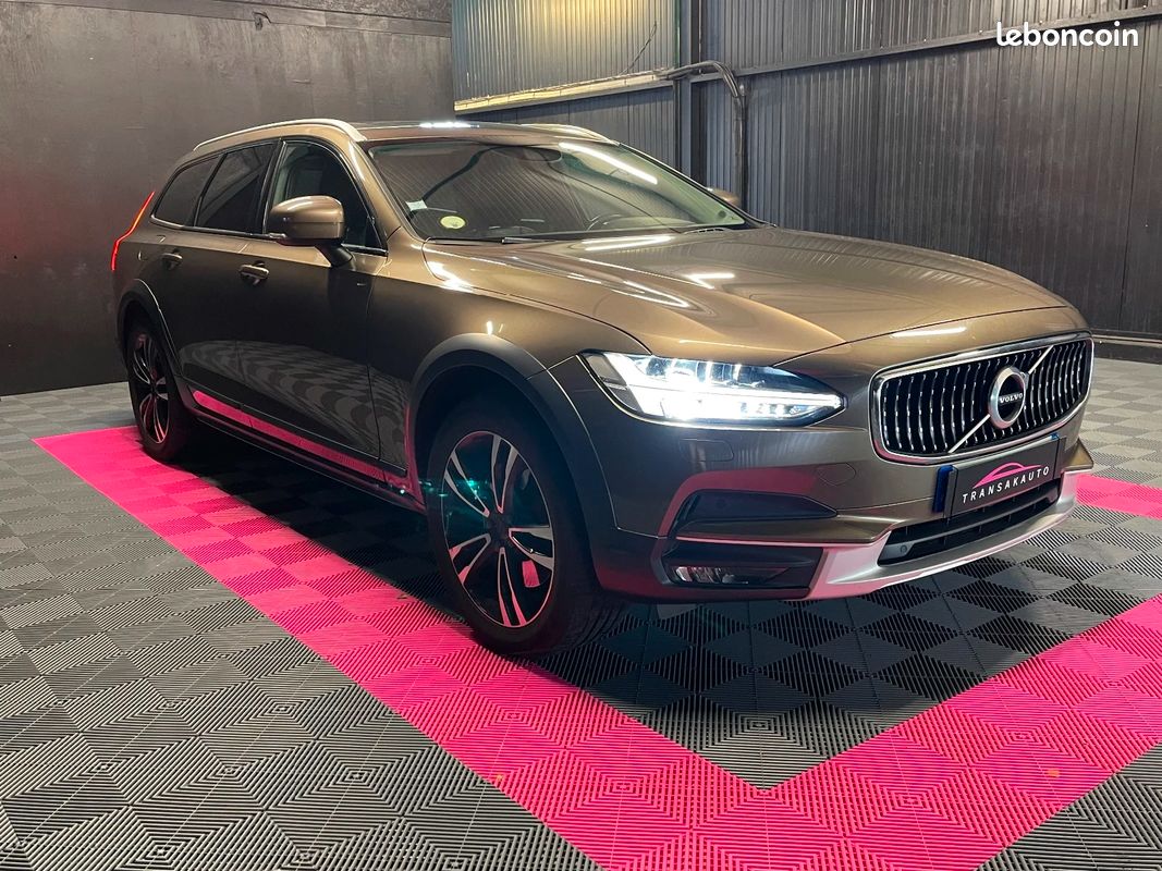 VOLVO V90 CROSS COUNTRY D4 AWD 190 ch Geartronic 8 Cross Country Luxe / Distribution à Jour / 4 pneus récents / Attelage (image 4)