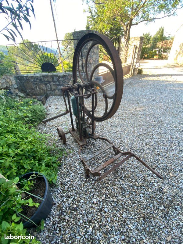 Pompe d époque (image 3)