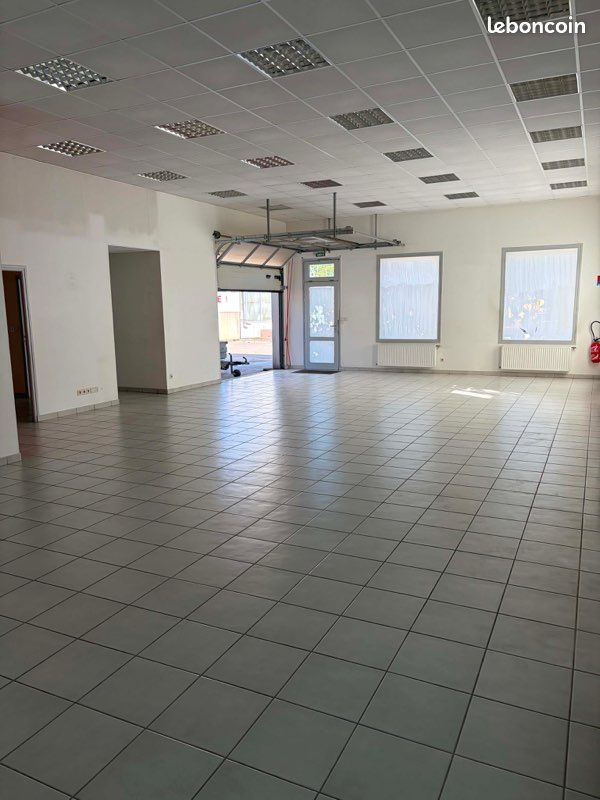 Local commercial 2 pièces 128 m² · à Saint-Phal · 128 m² · 600 €