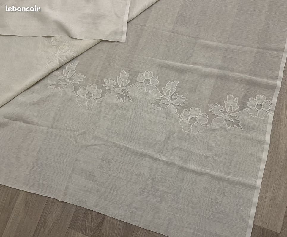 1 VOILAGE TISSU FIN BLANC UNI + MOTIFS FLEURS PARTIE HAUTE 263x232CMS (image 1)