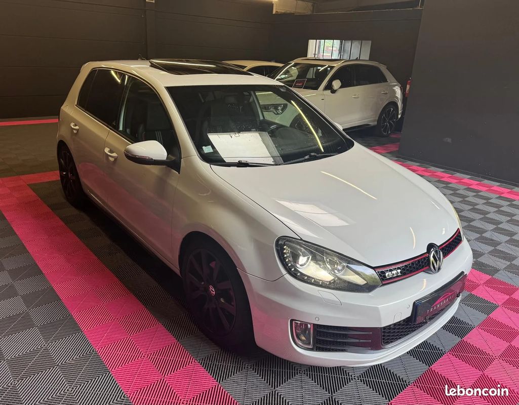 Volkswagen GOLF 6 GTI 2.0 TSI DSG Adidas / Dynaudio / Toit ouvrant panoramique / Sièges Chauffants (image 6)