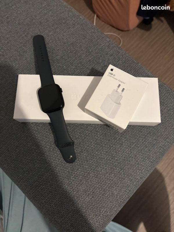 Apple Watch série 9 45mm neuf ( port de charge inclus) (image 2)