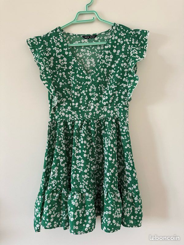 Robe verte à fleurs blanches Vêtements