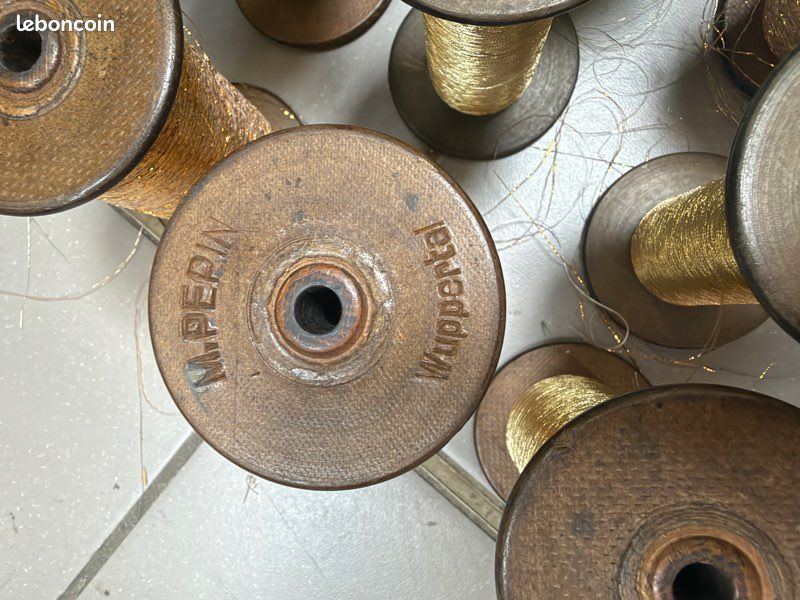 Lot de 28 bobines anciennes en bois avec fil doré métallisé (image 6)