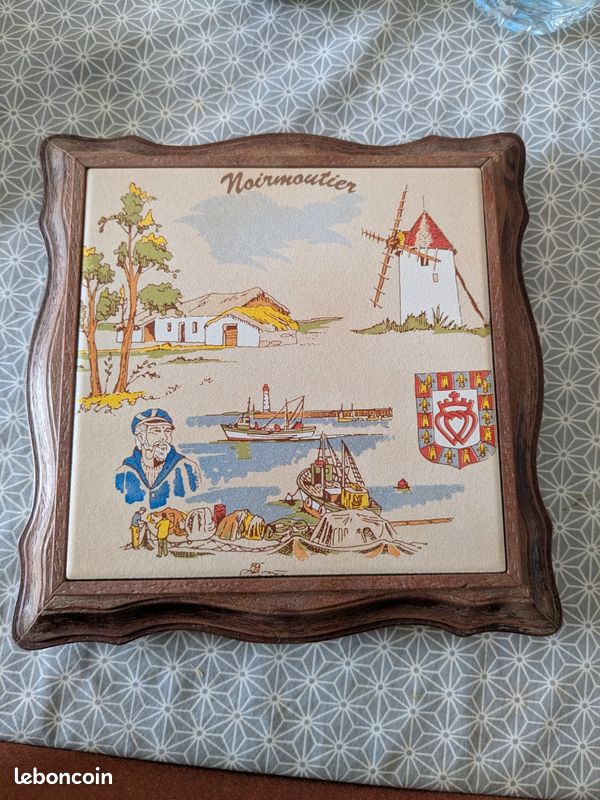 Ancien Dessous de Plat Motif Noirmoutir (image 1)