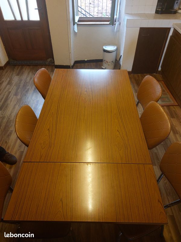 Table en formica de couleur bois avec 2 allonges pliables. 6 chaises (image 1)
