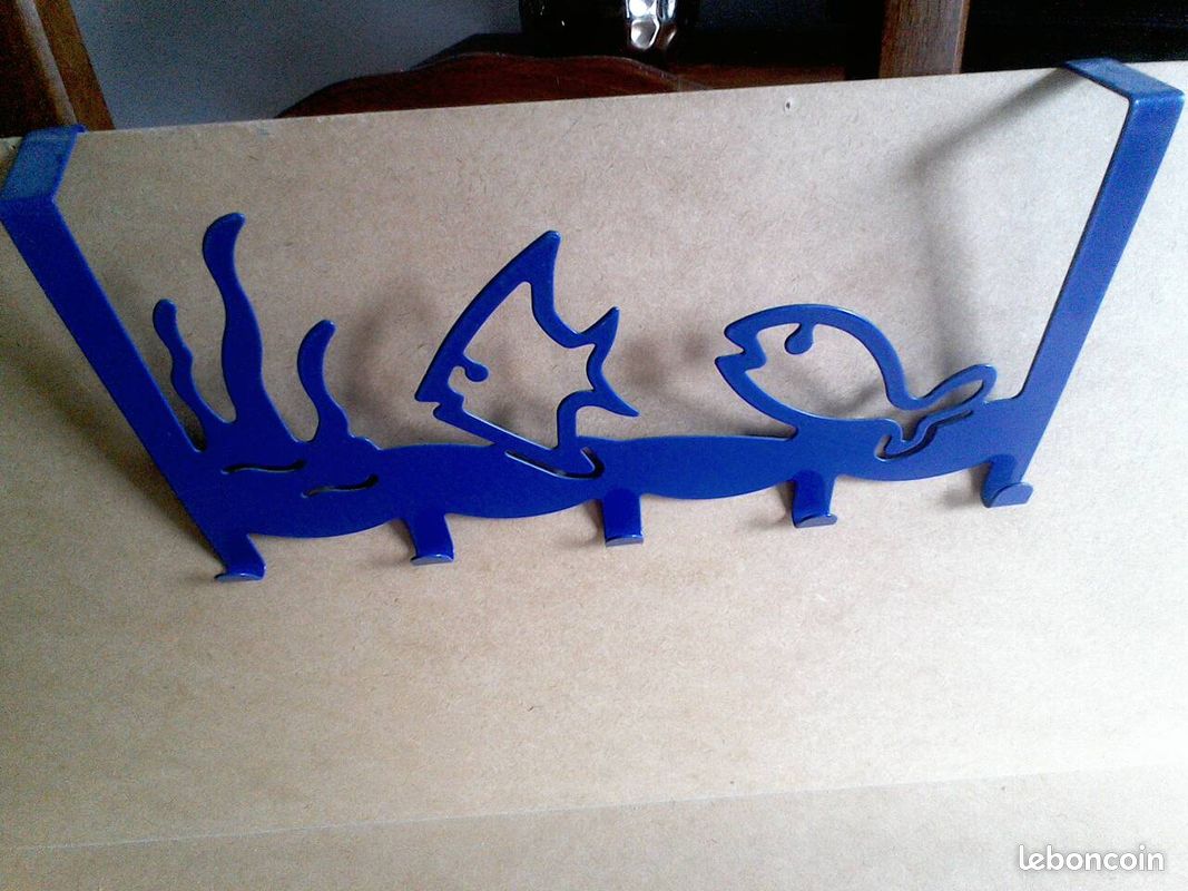 2 porte manteau en bois ,un bleu, et un vase (image 3)