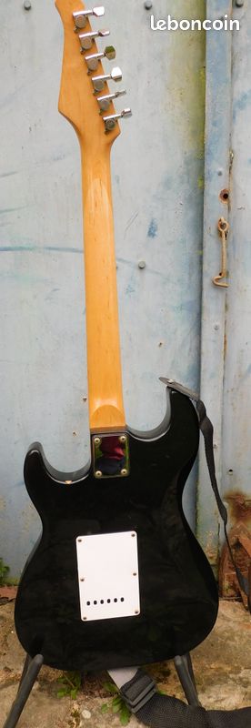 Guitare électrique de marque Silvertone de type stratocaster (image 7)