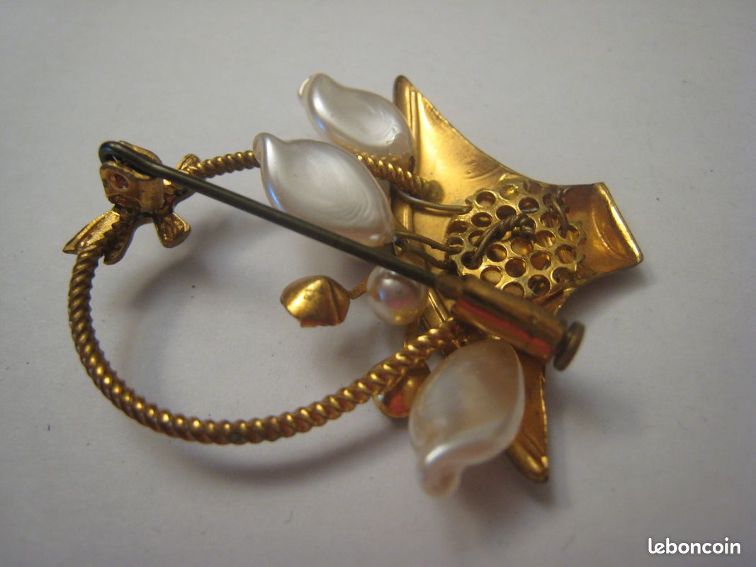 Belle broche couleur or panier ajouré perles blanches bijou vintage