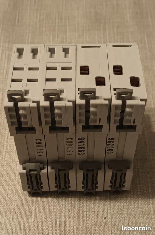 Lot 4 disjoncteurs LEGRAND DNX3 (image 1)