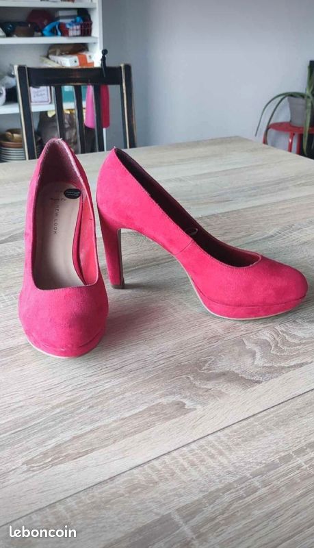Escarpins en daim rouge T39 (image 1)
