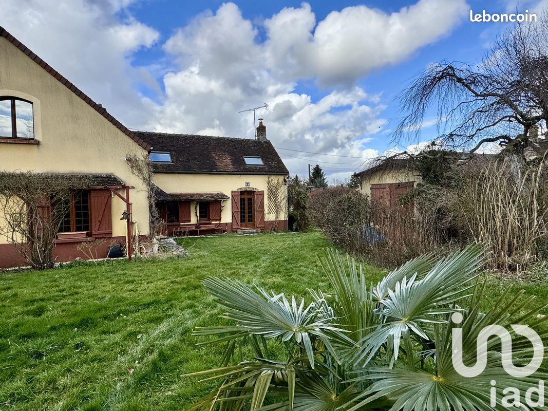Maison 8 pièces 230 m² · à Les Vallées de la Vanne · 230 m² · 255 000 €