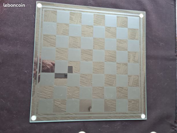 Jeu D'Échecs En Verre 35x35 Cm – Échiquier Mi-Transparent Mi-Dépoli Sur Pieds Feutrine – 32 Pièces Transparentes/Dépolies – Décoration Et Jeu