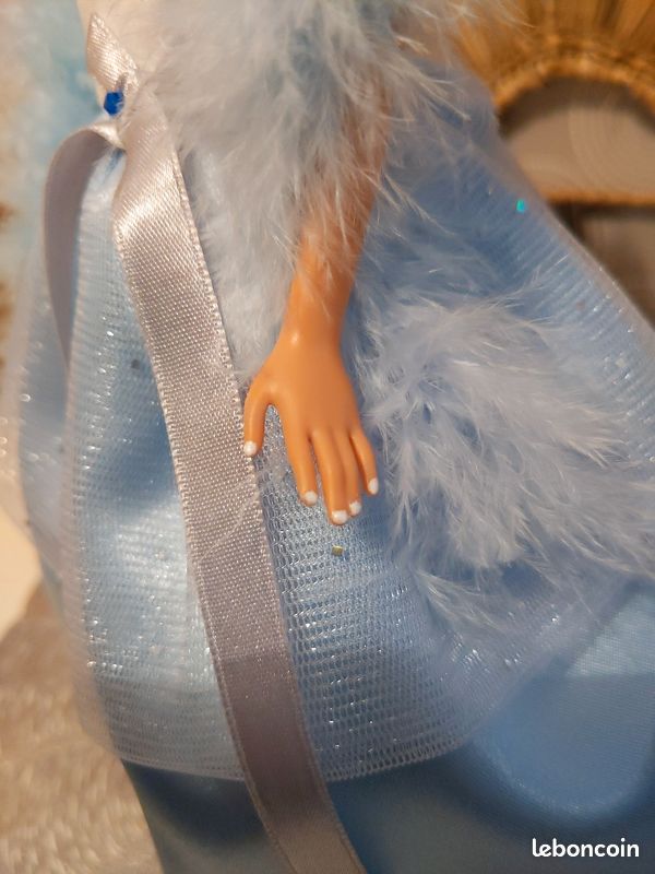 Poupée Barbie tenue créateur princesse Versailles (image 5)
