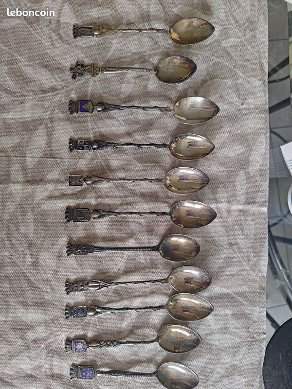 Lot de 11 cuillères à collectionner (image 1)