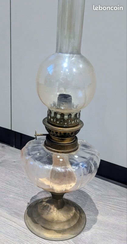 Ancienne Lampe à Pétrole – Cuve En Verre émaillée Fleur – Cheminée En Cristal – Vintage Déco