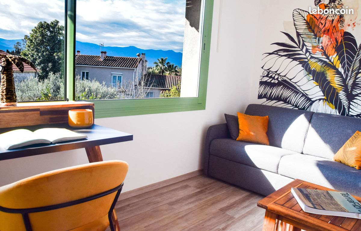 Maison de ville contemporaine avec exterieur, vue Albères (image 1)