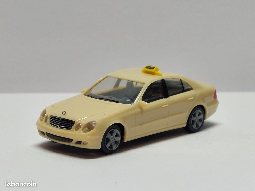 Maquette Camion Mercedes-Benz 200 Heckflosse - Échelle 1/87 - Herpa - Modèle Allemand En Plastique