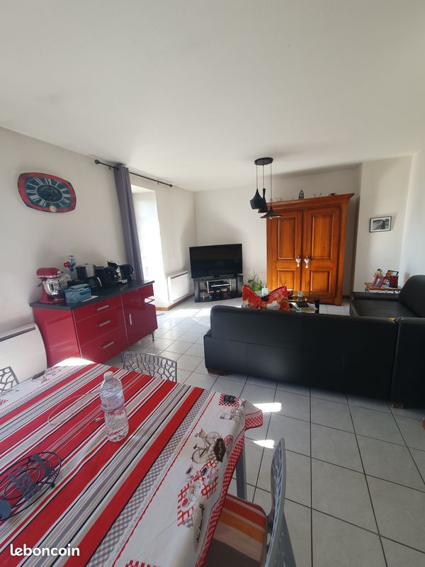 Appartement 3 pièces 80 m² · à Poligny · 80 m² · 680 €