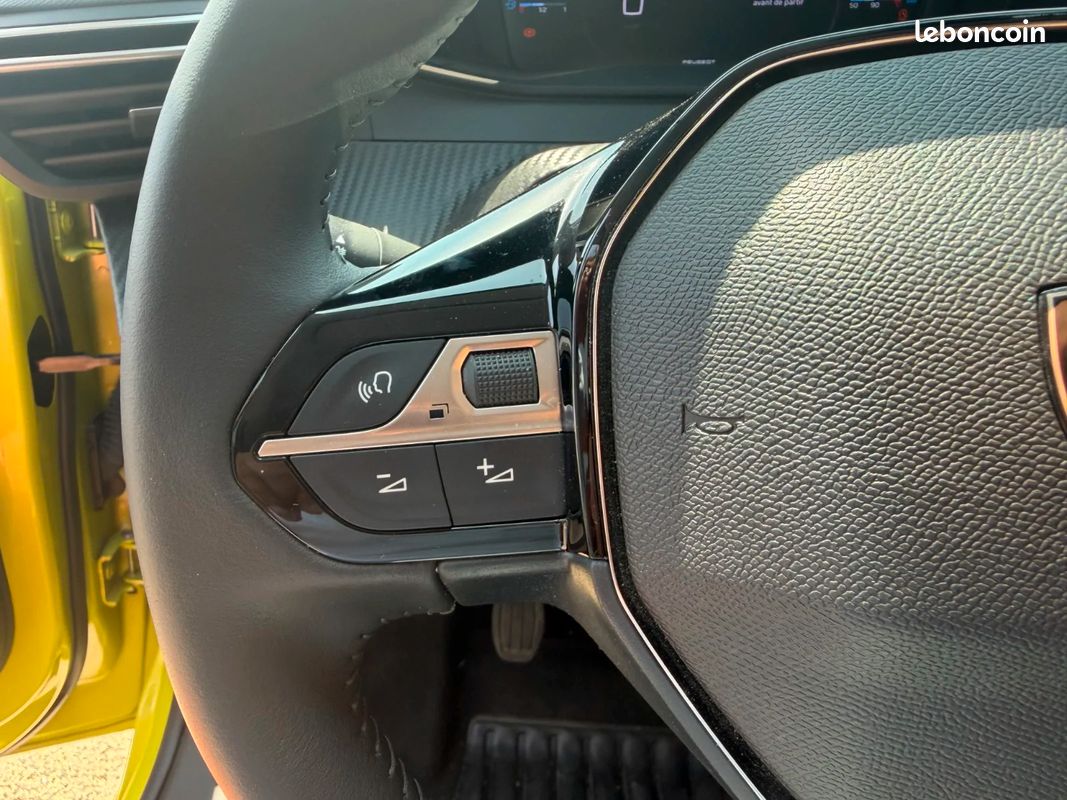 PEUGEOT 208 PureTech 100 S&S BVM6 Allure - 1ER MAIN (image 28)