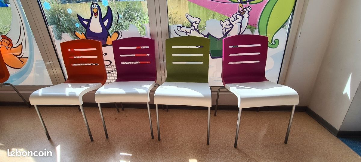 Chaises colorés (image 1)