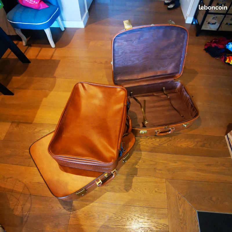 Lot De 3 Valises Vintage Révélation En Cuir Rouge - Style Rétro - Sans Roulettes - Occasion (odeur)