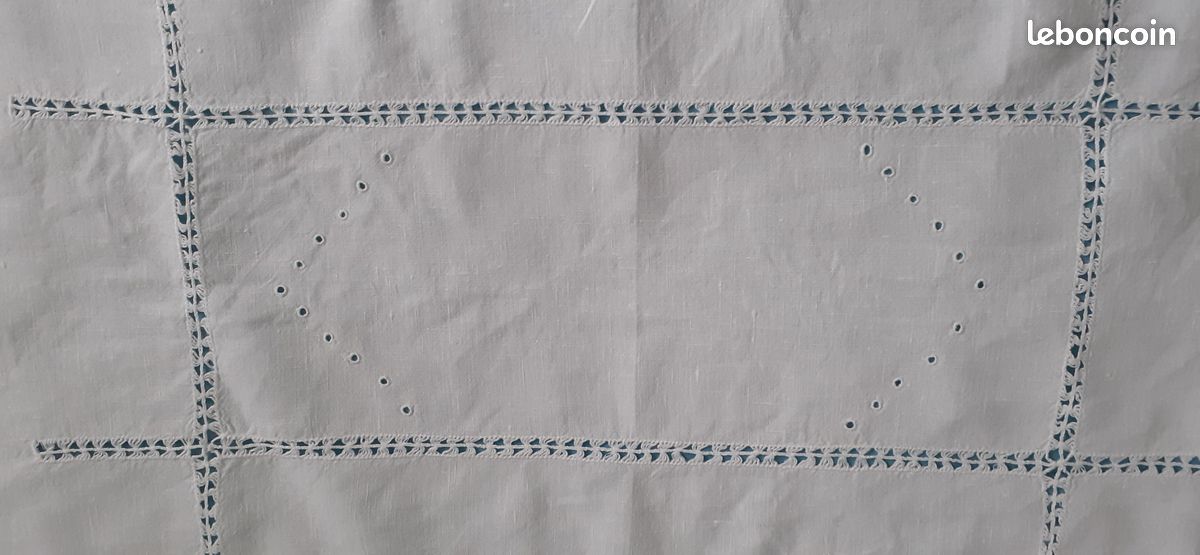 Joli chemin de table brodé (image 3)