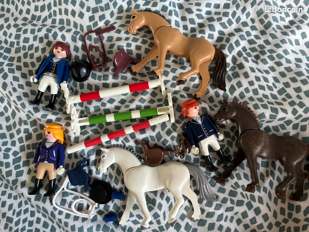 3 chevaux playmobil avec cavaliers accessoires et obstacles (image 2)