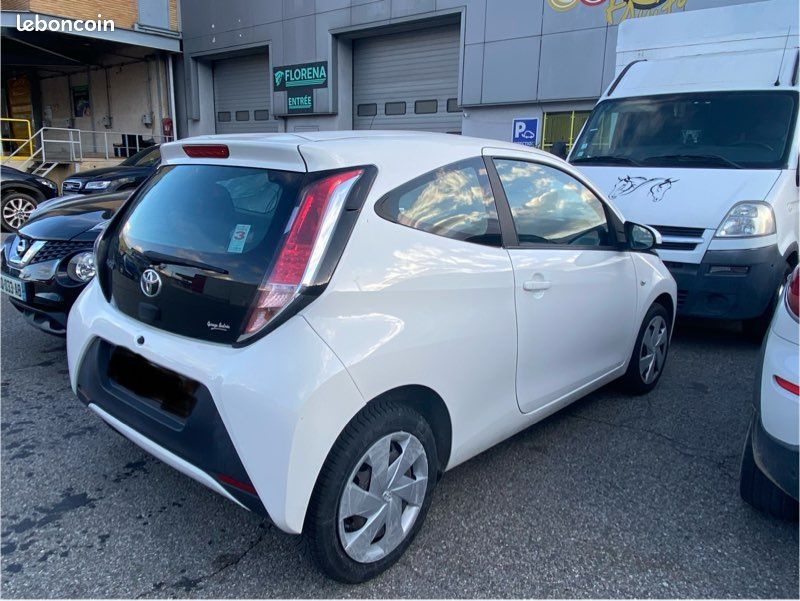 TOYOTA AYGO 1,0 x play état parfait (image 2)