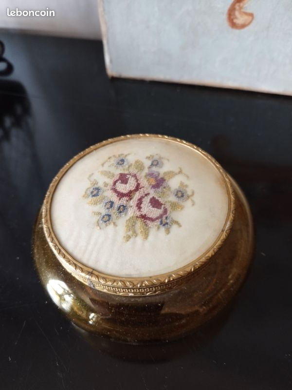 Ancienne Boite coffret ou bonbonnière en Verre Médaillon broderie fleur-Laiton (image 2)