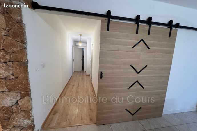 https://img.leboncoin.fr/api/v1/lbcpb1/images/da/6b/e1/da6be1cd7d2f71cbdb99c7cd4782bfe22635b5b3.jpg?rule=ad-image