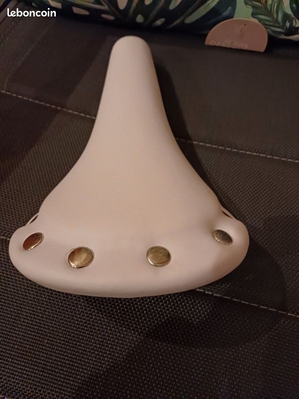 Selle Vélo Route / Fixie Imitation Cuir Noir Avec Rivets – Neuve