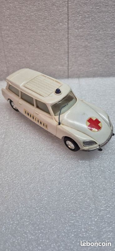Injectaplastic citroen ds break gendarmerie echelle 1/33 jouet